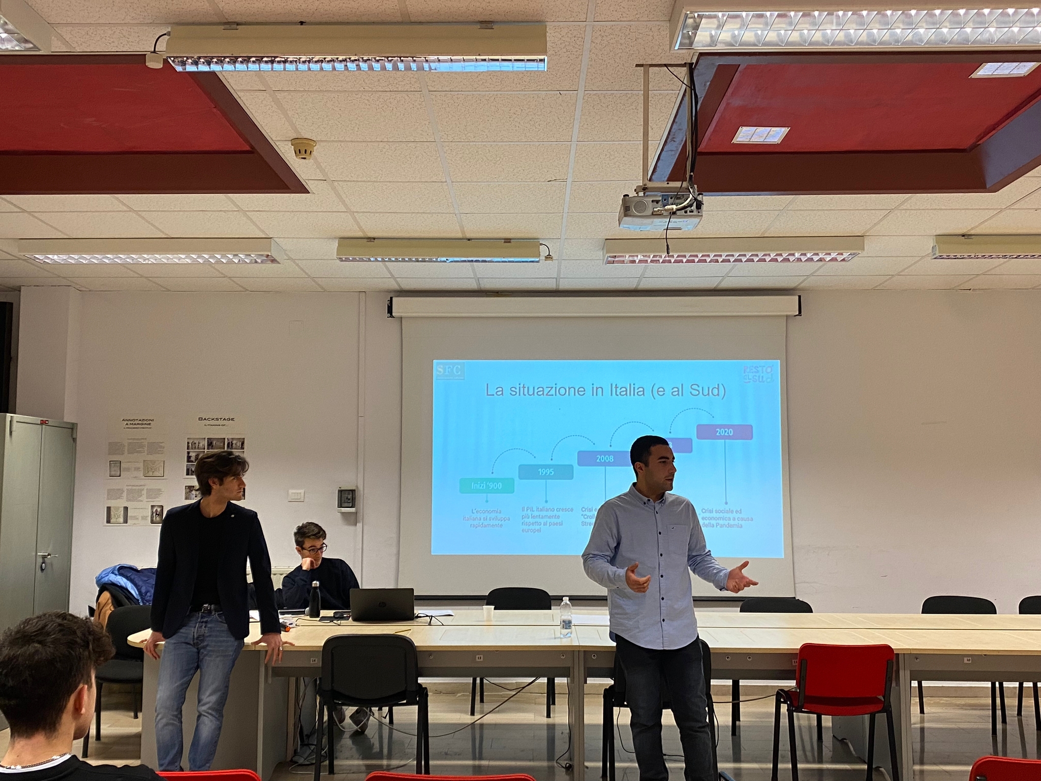 Un relatore durante un incontro di formazione